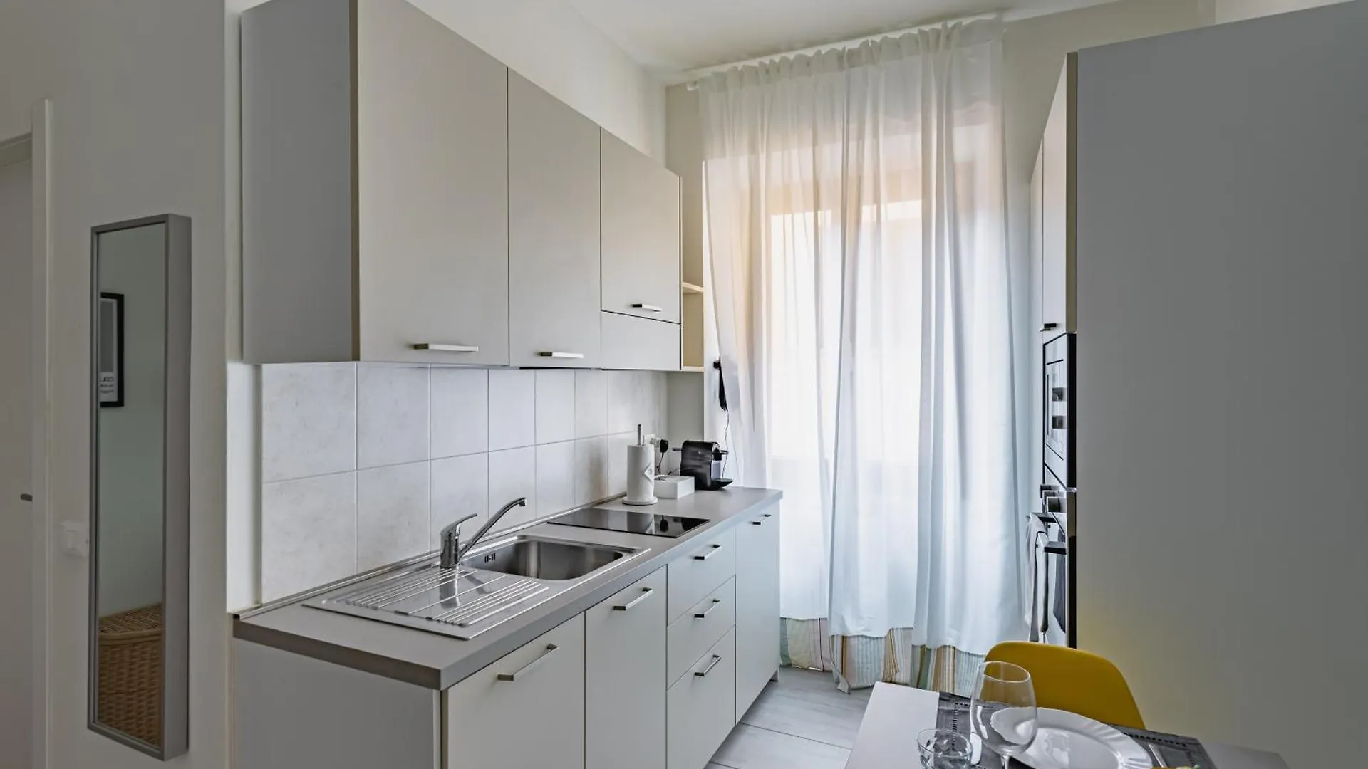 Appartamento Casa Elena - Monolocale in zona tranquillità vicino al Castello Pavia 0*,
